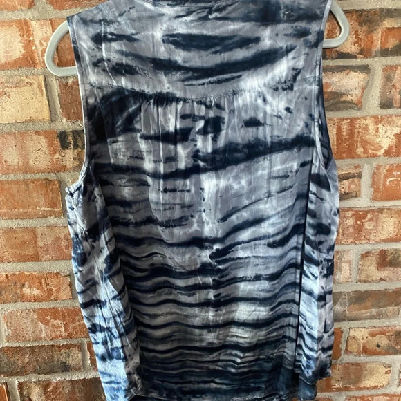 Torrid tank - Picture 3 of 7